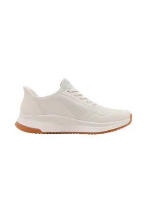 Scarpe da ginnastica bianche con tomaia testurizzata, punta rotonda e chiusura con lacci. Presentano una suola in gomma con un accento marrone chiaro e un design perforato.