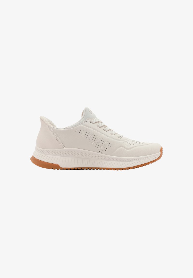 Scarpe da ginnastica bianche con tomaia testurizzata, punta rotonda e chiusura con lacci. Presentano una suola in gomma con un accento marrone chiaro e un design perforato.