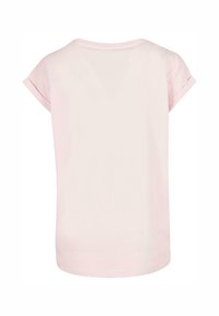 Jasnoróżowa koszulka z krótkim rękawem z podwiniętymi mankietami, wyeksponowana na płasko, pokazująca tył.