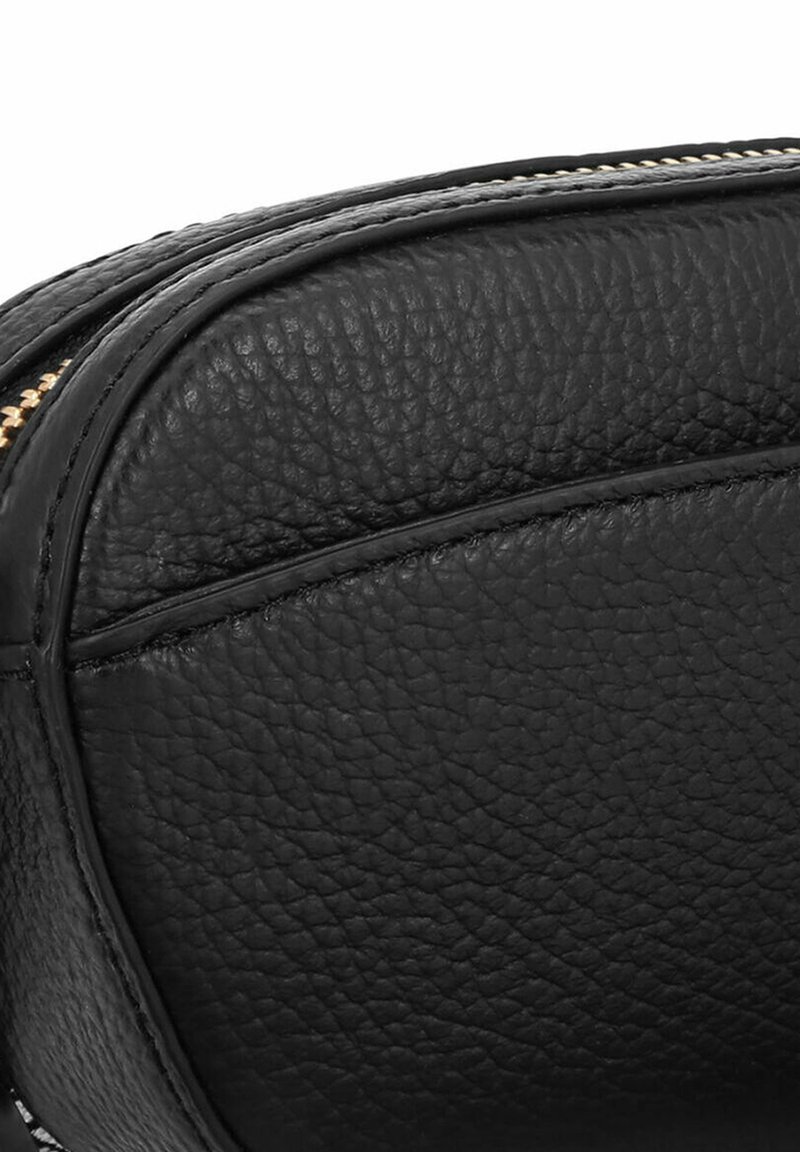 Schwarze Lederhandtasche mit strukturiertem Finish, ausgestattet mit einem Reißverschluss und kontrastierenden Nähten an den Kanten.