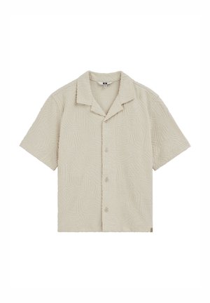 Beżowa koszula z krótkim rękawem na guziki, z teksturowanym geometrycznym wzorem i kołnierzem kampowym, wyłożona płasko na białym tle.