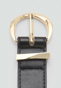 Zwarte leren riem met een gouden metalen gesp en hardware, met een gladde textuur en een elegante uitstraling.
