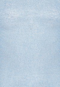 Světle modrá pletená textura látky s rovnoměrně rozloženými horizontálními a vertikálními vzory pletení, které tvoří konzistentní tkaní.