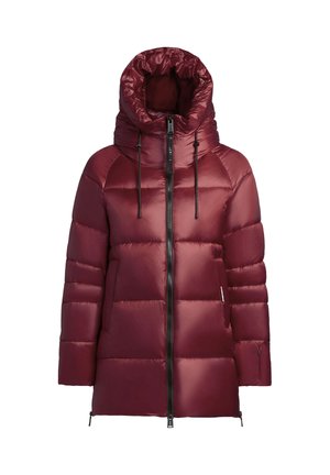 Bordeauxfarbener gepolsterter Winterjacke mit hohem Kragen, Kapuze, vorderem Reißverschluss und Kordelzugdetails an der Kapuze vor einem weißen Hintergrund.