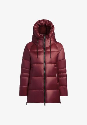 Bordeauxfarbener gepolsterter Winterjacke mit hohem Kragen, Kapuze, vorderem Reißverschluss und Kordelzugdetails an der Kapuze vor einem weißen Hintergrund.