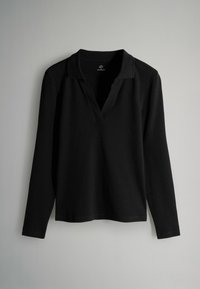 Czarna koszulka polo z długim rękawem i dekoltem w kształcie litery V, o miękkiej teksturze i luźnym kroju. Posiada żebrowany wzór materiału i brak widocznych elementów metalowych.