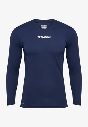 Långärmad idrottströja i marinblå, tillverkad av ett andningsbart material. Har rundad halsringning och en vit logotyp på bröstet. Slät textur.