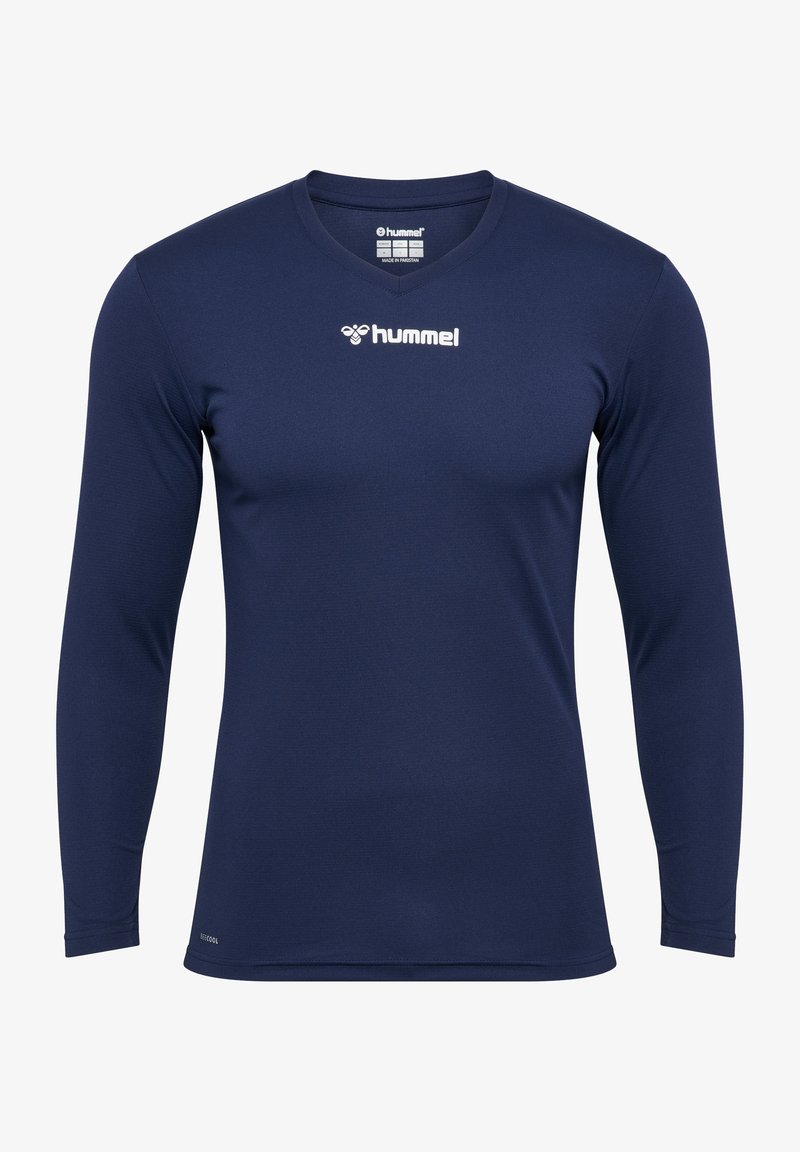 Koszulka sportowa z długim rękawem w kolorze granatowym, wykonana z oddychającego materiału. Posiada okrągły dekolt oraz biały logo na piersi. Gładka tekstura.
