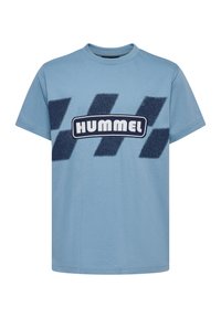 Lyseblå bomulds T-shirt med et marineblåt og sort Hummel-logo samt vinklede kantstriber på forsiden. Korte ærmer og rund halsudskæring.