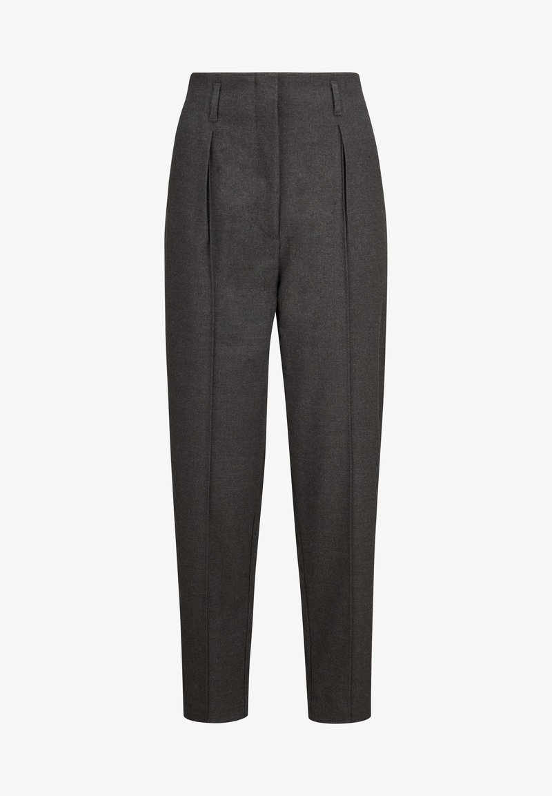 Pantalon gris foncé ajusté avec des plis à l'avant, jambes fuselées et passants de ceinture sur fond blanc.