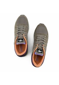 Sneaker in suede e mesh grigio con accenti arancioni e viola, dotate di lacci, colletto imbottito e etichetta con marchio sulla linguetta.