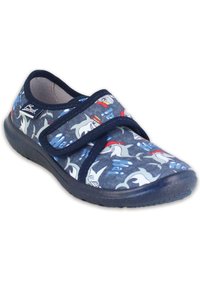Marineblaue Stoffschuhe mit Hai-Grafiken, verstellbarem Klettverschluss und Gummisohle, die eine strukturierte Oberfläche für Grip und Komfort bietet.