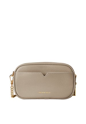 Torebka na ramię z teksturowanej skóry w kolorze taupe, z przednią kieszenią, złotym łańcuszkiem i złotym napisem „LOVE WHAT YOU DO” wytłoczonym na froncie.