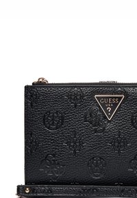 Billetera de imitación de cuero negro que presenta patrones de logotipos en relieve y un emblema de marca metálico en forma de triángulo. Cierre de cremallera con superficie texturizada.