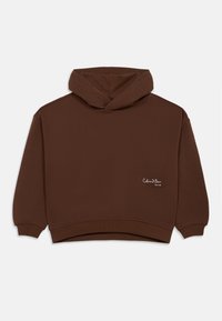 Καφέ κοντό φούτερ με κουκούλα, με ριγέ μανσέτες και στρίφωμα. Διαθέτει λευκό λογότυπο Calvin Klein στην αριστερή πλευρά. Μαλακή υφή υφάσματος.