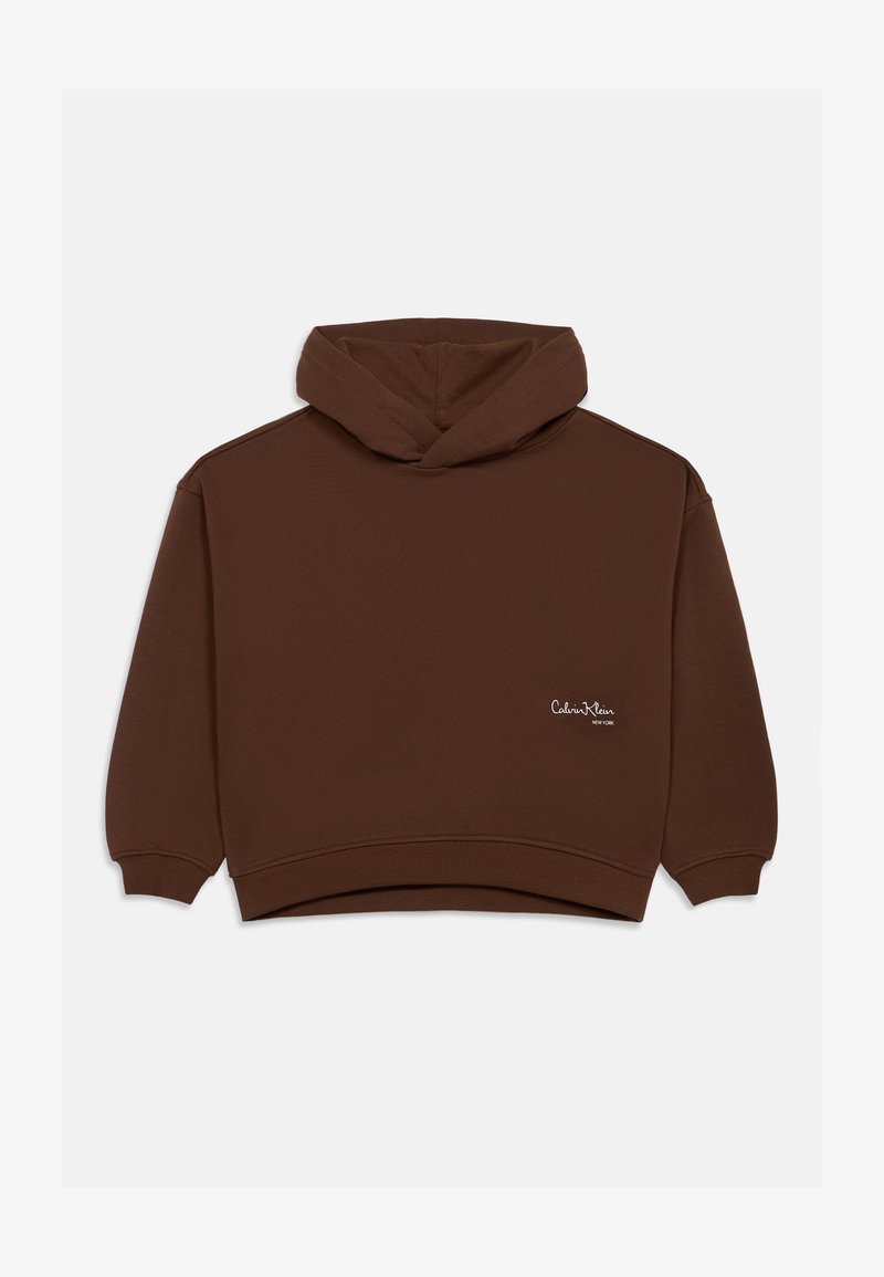 Καφέ κοντό φούτερ με κουκούλα, με ριγέ μανσέτες και στρίφωμα. Διαθέτει λευκό λογότυπο Calvin Klein στην αριστερή πλευρά. Μαλακή υφή υφάσματος.