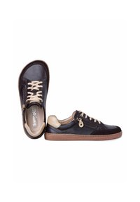 Paire de baskets en cuir noir avec lacets beige, fermeture éclair latérale, talon marron clair et semelle en caoutchouc marron sur fond blanc.