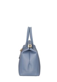 Bolso de mano de cuero azul claro con dos asas superiores, forma estructurada y detalles en hardware dorado. Superficie texturizada con costuras decorativas.