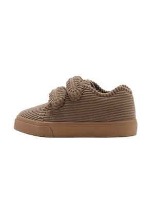 Brun kordfløjls-sneakers med to brede velcrobånd og en gummisål, vist i profil på hvid baggrund.