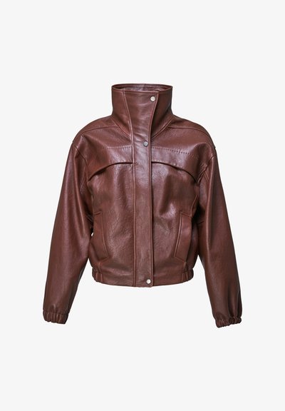 Veste en cuir marron courte avec col montant, boutons-pression à l’avant, manches longues et poignets élastiques sur fond blanc.