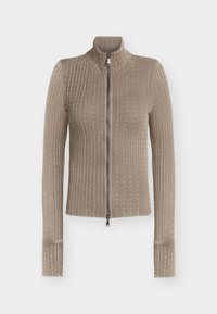 Καρντιγκάν μακρυμάνικο με πλέξη καλωδίου σε απόχρωση ταουπ, με ψηλό γιακά και φερμουάρ μήκους ολόκληρης της μπροστινής πλευράς, πάνω σε λευκό απλό φόντο.