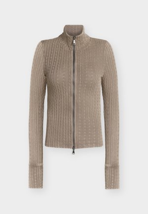 Cárdigan de manga larga tejido de cable en color topo con cuello alto y cremallera frontal de largo completo sobre un fondo blanco liso.