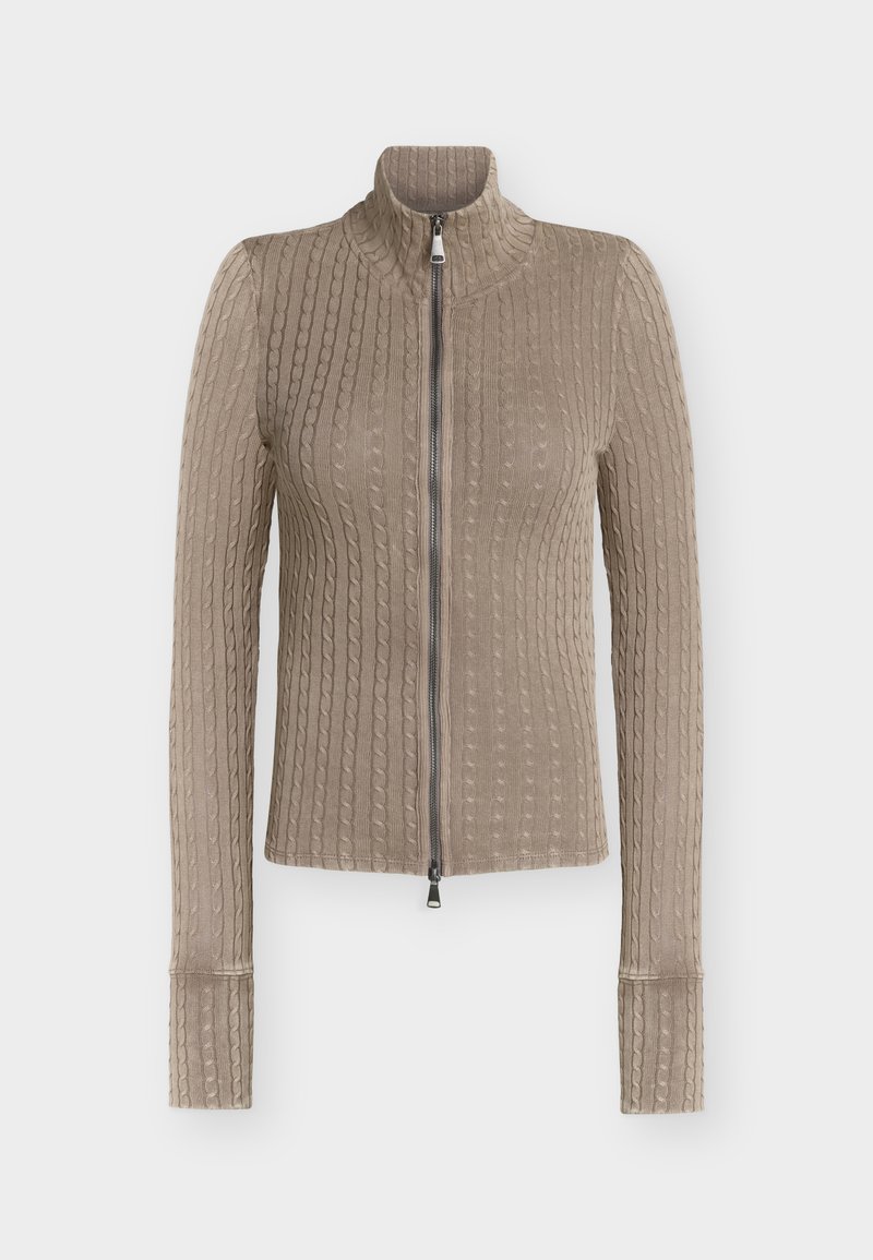 Καρντιγκάν μακρυμάνικο με πλέξη καλωδίου σε απόχρωση ταουπ, με ψηλό γιακά και φερμουάρ μήκους ολόκληρης της μπροστινής πλευράς, πάνω σε λευκό απλό φόντο.