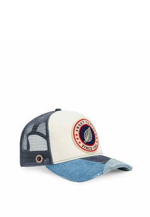 Casquette trucker avec devant blanc, dos en filet bleu marine, visière incurvée en denim, et écusson rond portant l'inscription « Sweet Pants Since 1984 » avec un logo feuille.