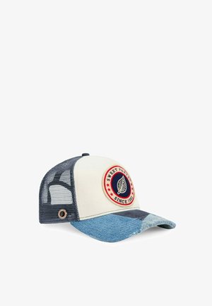 Casquette trucker avec devant blanc, dos en filet bleu marine, visière incurvée en denim, et écusson rond portant l'inscription « Sweet Pants Since 1984 » avec un logo feuille.