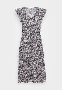 Blumenkleid mit V-Ausschnitt, rüschigen Kurzärmeln und einem gestuften Rock. Dunkler Hintergrund mit kleinen rosa und weißen Blumenmustern.