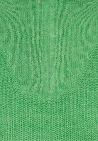 Grüner gestrickter Pullover mit strukturiertem Muster, mit einem weiten Ausschnitt und einer dezenten Naht in der Mitte. Weiches und leichtes Material.