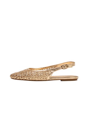 Chaussure plate slingback dorée avec texture tissée et bride boucle, bout pointu et talon bas.