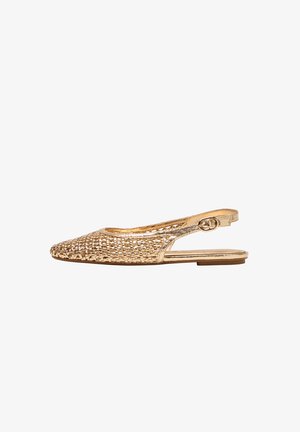 Chaussure plate slingback dorée avec texture tissée et bride boucle, bout pointu et talon bas.