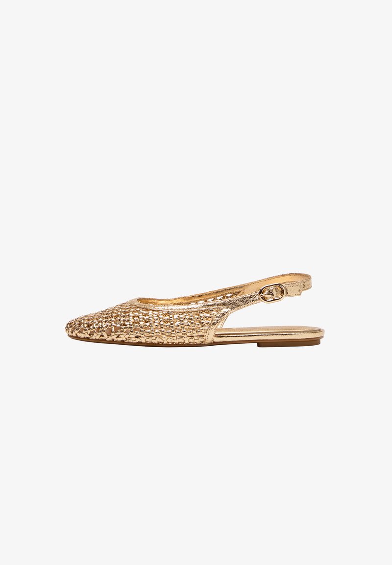 Chaussure plate slingback dorée avec texture tissée et bride boucle, bout pointu et talon bas.