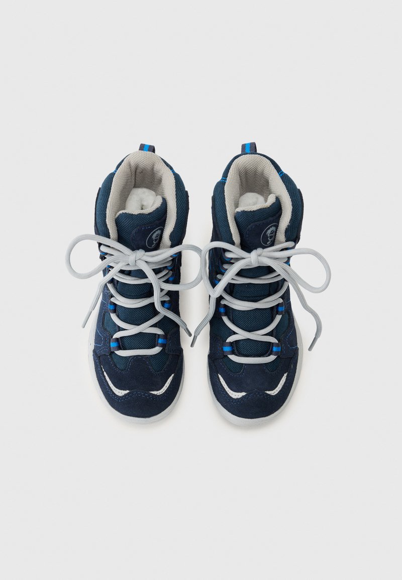 Marineblaue High-Top-Sneaker mit grauen Schnürsenkeln, gepolstertem Kragen und weißen Akzenten. Hergestellt aus Stoff und Wildleder mit einer strukturierten Oberfläche.