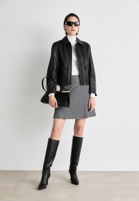 HUGO NALIRIA - A-Linien-Rock - grau