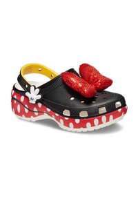 Schwarzer Clog mit rotem Paillettenbogen, weißen Punkten auf rotem Grund und gelbem Innenraum. Verfügt über Belüftungslöcher und einen schwarzen Riemen.