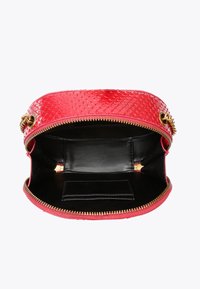 Borsa in pelle rossa testurizzata con zip dorata e tracolle a catena, aperta per mostrare l'interno in pelle nera e una piccola tasca interna.