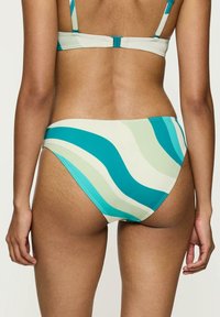 Dół bikini z miękkiego materiału z falistymi wzorami w różnych odcieniach niebiesko-zielonego i kremowego; średni wzrost z gładką, elastyczną talią.