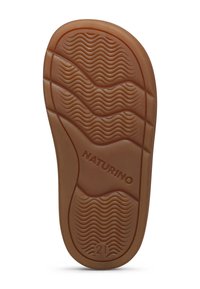 Sole in gomma marrone con motivi a onda, marchio impresso "NATURINO," taglia "21," e superficie testurizzata per la presa.