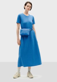 Blaues Maxikleid mit kurzen Ärmeln und lockerer Passform, das eine glatte Textur aufweist und mit einer passenden Umhängetasche, die an der Taille befestigt ist, ergänzt wird.