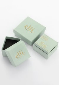Quadratische, mintgrüne Geschenkboxen mit matter Oberfläche und goldener Markenprägung. Eine ist geöffnet und zeigt ein schwarzes Innenleben. Umweltfreundliches Material angegeben.