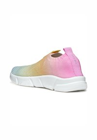 Sneaker slip-on lavorato a maglia con colori sfumati, che passano dal blu al giallo fino al rosa. Presenta una suola bianca e un tab di sospensione sul tallone.