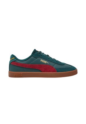 Zapatilla verde con una franja de ante burdeos, que presenta una parte superior texturizada, suela de goma y acentos dorados en el lado y la lengüeta.
