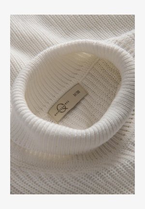 Weißer gestrickter Pullover mit einem gerippten Rollkragen. Strukturierter Stoff zeigt feine Details, mit einem Etikett, das Größe und Marke angibt.