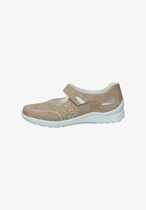 Beige Wildlederschuh mit perforiertem Design, weißer Naht, verstellbarem Klettverschluss und flexibler weißer Gummisohle. Runde Schuhspitze.