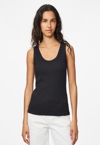 Černý žebrovaný top bez rukávů s kulatým výstřihem a širokými ramínky. Tkanina se jeví jako měkká s přiléhavým střihem. Vhodný pro vrstvení nebo nošení samostatně.
