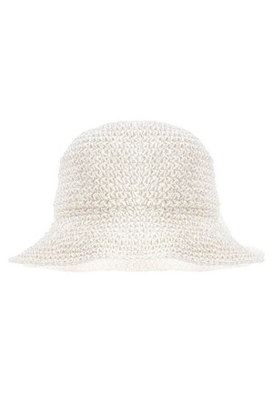 Chapeau bob blanc crocheté avec un design texturé en maille ajourée et un bord légèrement évasé.
