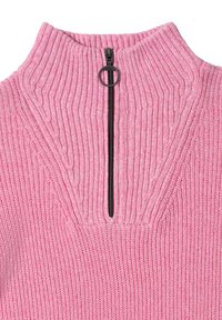 Pullover lavorato a maglia rosa con colletto alto e chiusura a mezza zip dotato di zip nera. La texture a costine e i dettagli di cucitura arricchiscono il design.