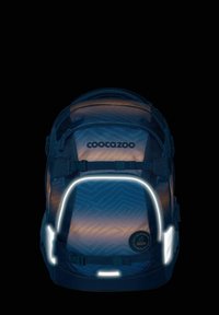 Dunkelblauer Rucksack mit reflektierenden Akzenten, geometrischen Mustern, verstellbaren Riemen und einem runden Logo. Schlankes Design und multifunktionale Fächer.